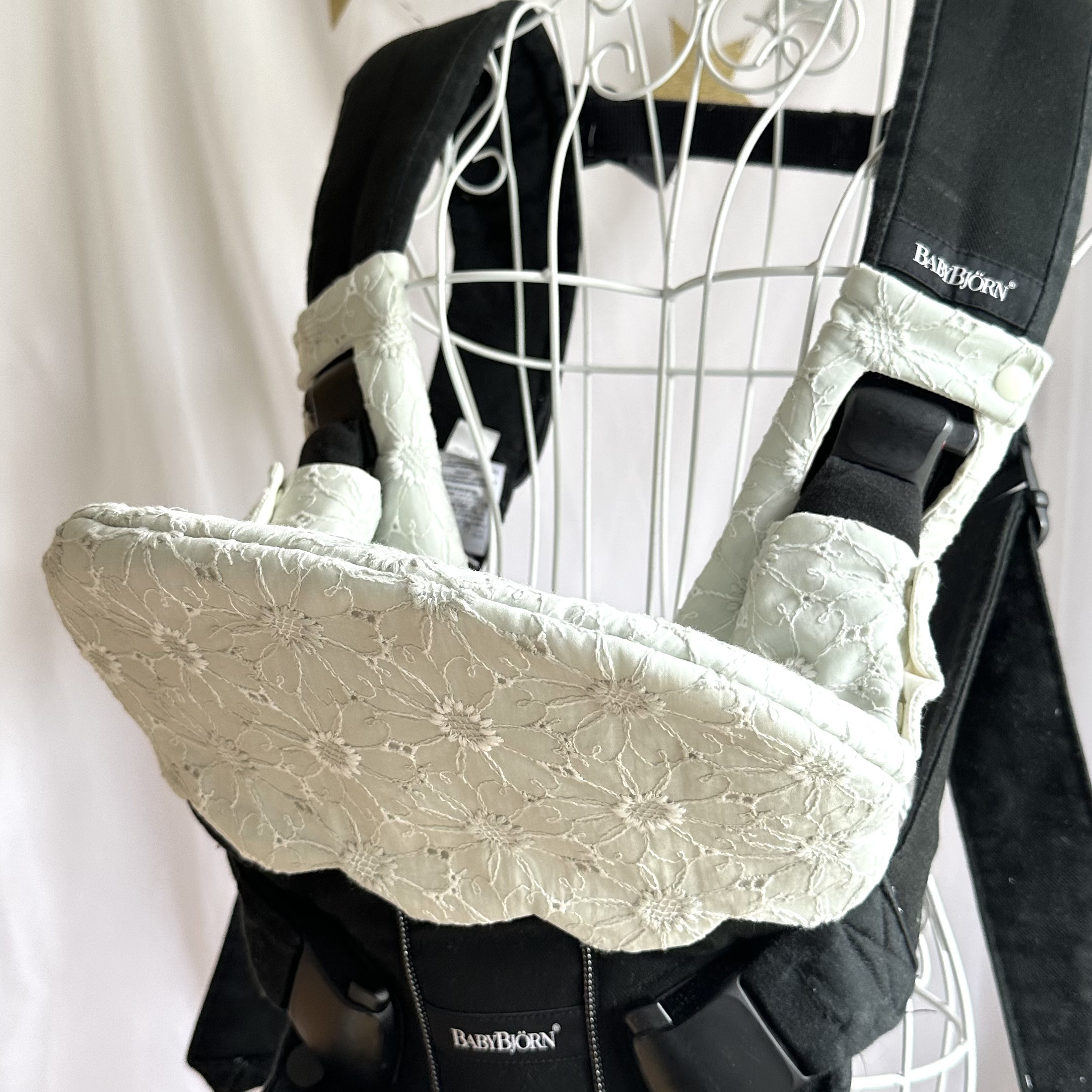 babybjorn☆ベビービョルンワンカイエアー☆抱っこ紐カバー　マーガレット刺繍☆グレイッシュミント☆　肩紐カバー付