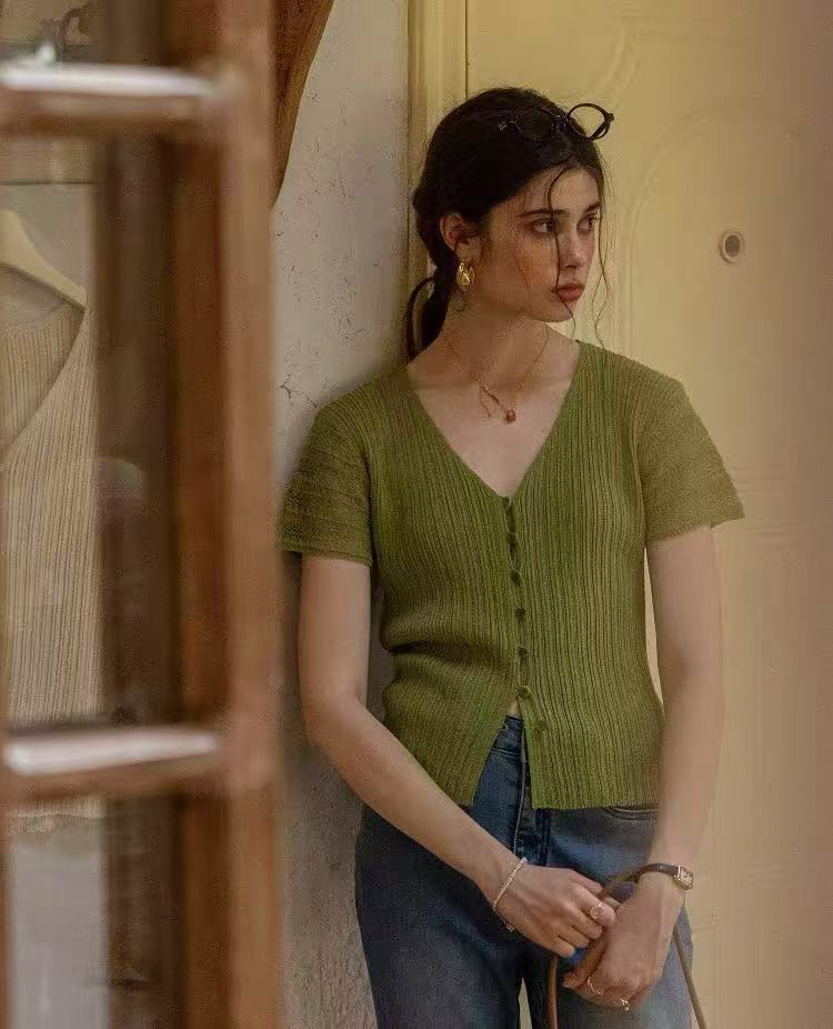 Vネック　半袖ニット　薄手ニット　二色