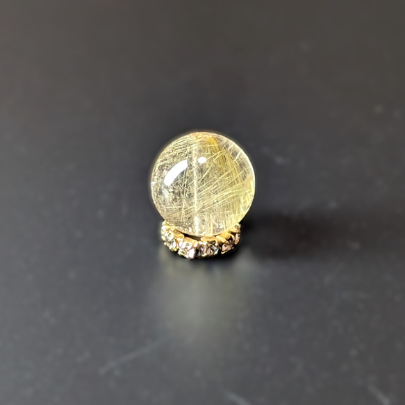 ゴールドルチルクォーツ 1粒売り 10ミリ 貫通穴あり 透明感ばっちりできらきら輝きます 水晶のお守り 天然石 オブジェ 3枚目の画像