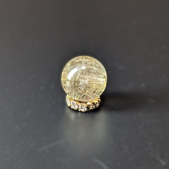 ゴールドルチルクォーツ 1粒売り 10ミリ 貫通穴あり 透明感ばっちりできらきら輝きます 水晶のお守り 天然石 オブジェ 7枚目の画像
