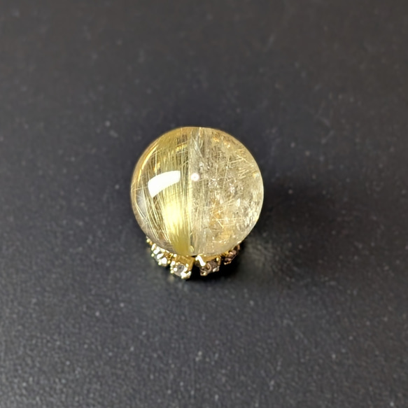 ゴールドルチルクォーツ 1粒売り 10ミリ 貫通穴あり 透明感ばっちりできらきら輝きます 水晶のお守り 天然石 オブジェ 15枚目の画像