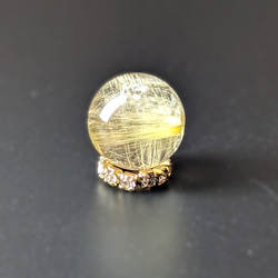 ゴールドルチルクォーツ 1粒売り 10ミリ 貫通穴あり 透明感ばっちりできらきら輝きます 水晶のお守り 天然石 オブジェ 1枚目の画像