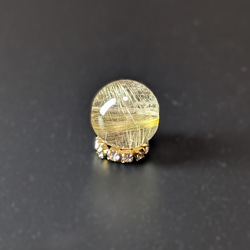 ゴールドルチルクォーツ 1粒売り 10ミリ 貫通穴あり 透明感ばっちりできらきら輝きます 水晶のお守り 天然石 オブジェ 5枚目の画像