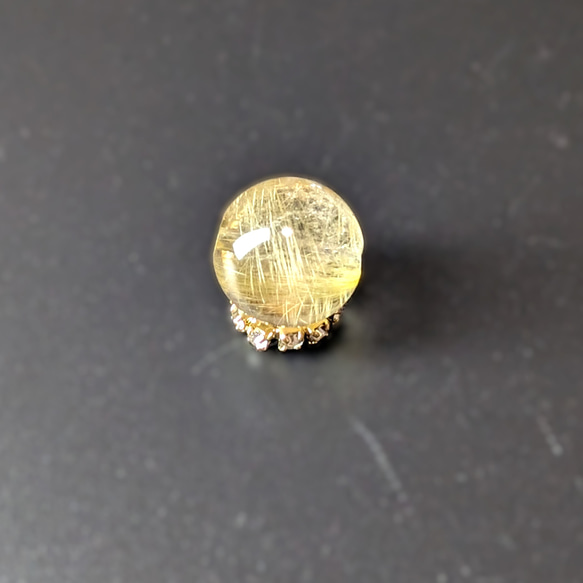 ゴールドルチルクォーツ 1粒売り 10ミリ 貫通穴あり 透明感ばっちりできらきら輝きます 水晶のお守り 天然石 オブジェ 14枚目の画像
