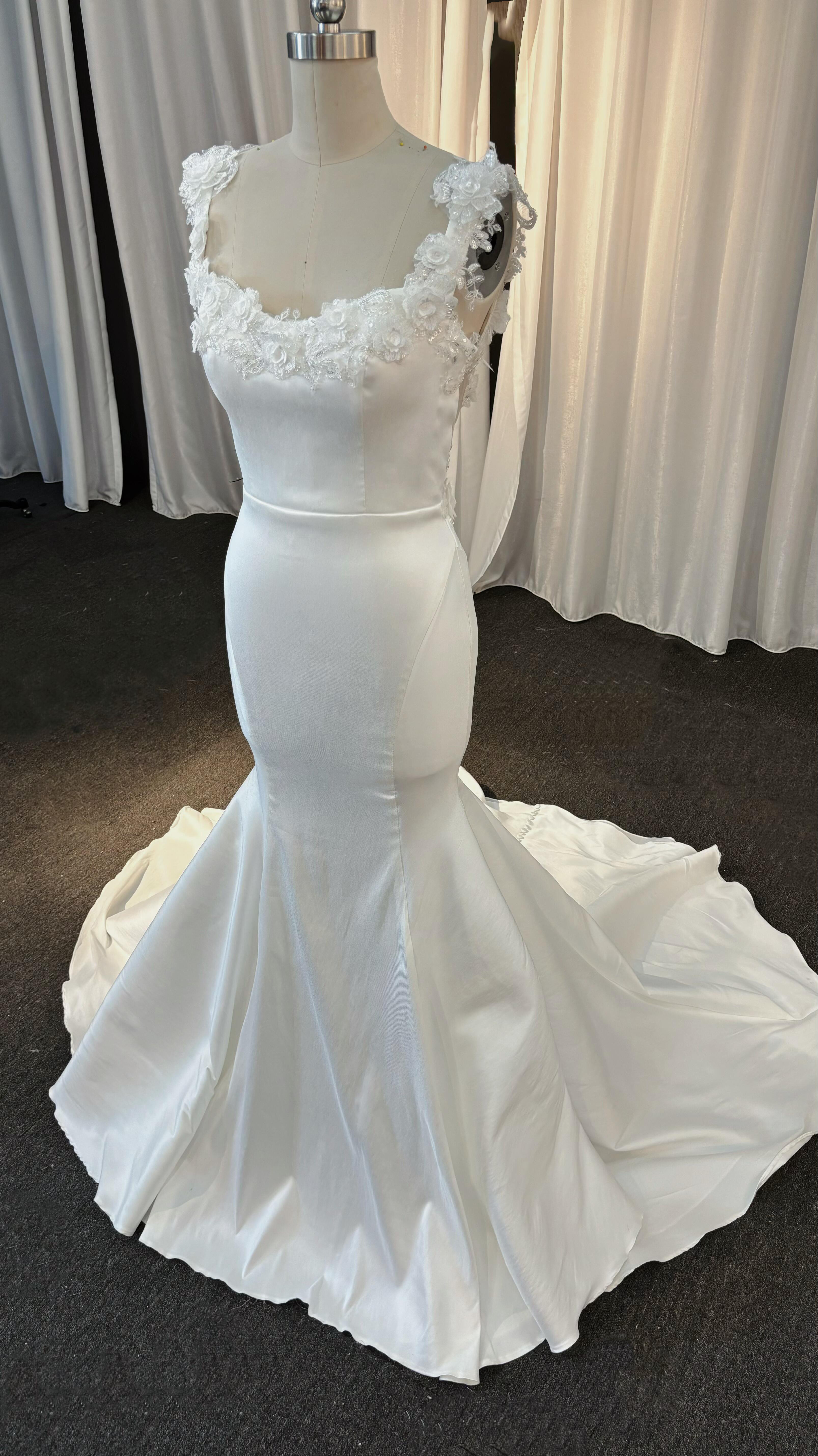 顧客満足度99％以上　くるみボタン　トレーン　高級サテン　ホワイト　袖無し　スクエアネック　マーメイドドレス結婚式二次会