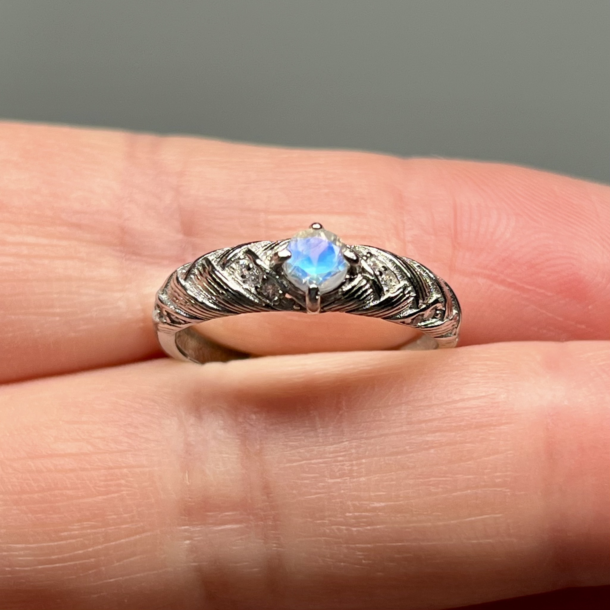 イギリス発送　トップグレード　透明度高い　ブルームーンストーン　ドロップ々リング　天然石リング　上品　綺麗　一期一会