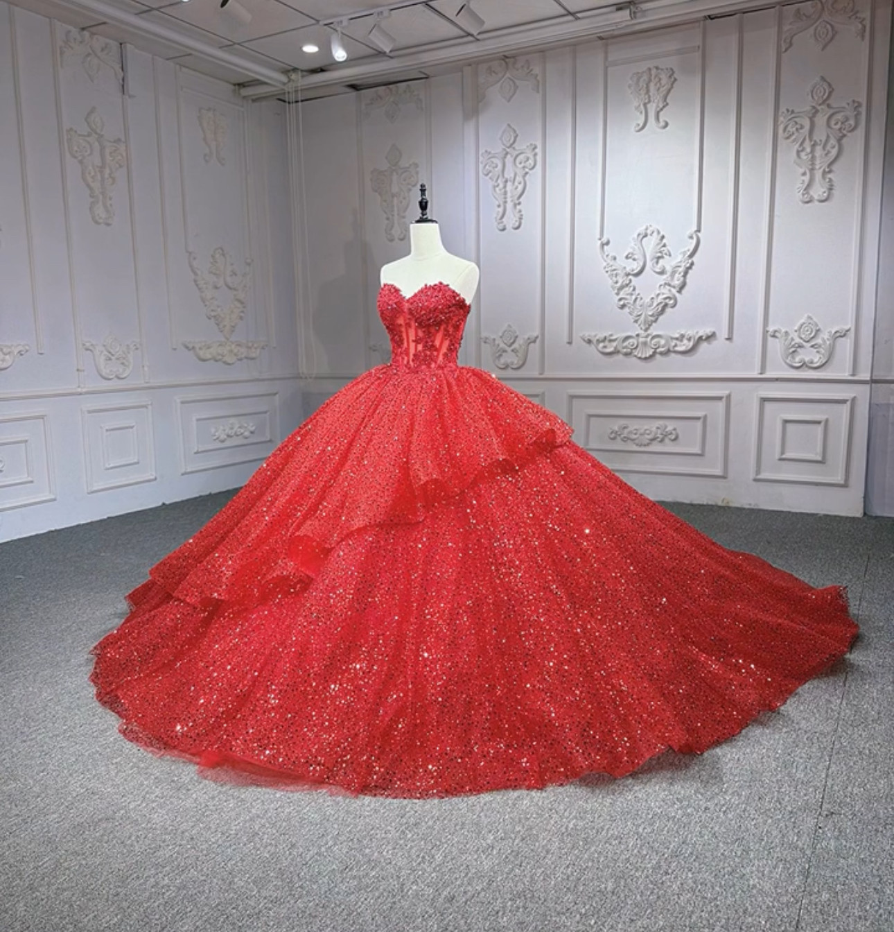 新作　ドレス全体的にキラキラ　レッド赤　カラードレス　レース付き　アシメドレス　非対称　編み上げ袖なし演奏会衣装ステージ