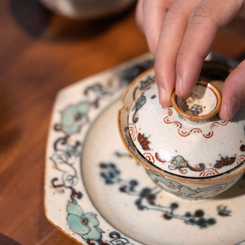 中国古美術・珍蔵粉彩陶磁器の皿・純手描き・刺繍箱付き・茶道具