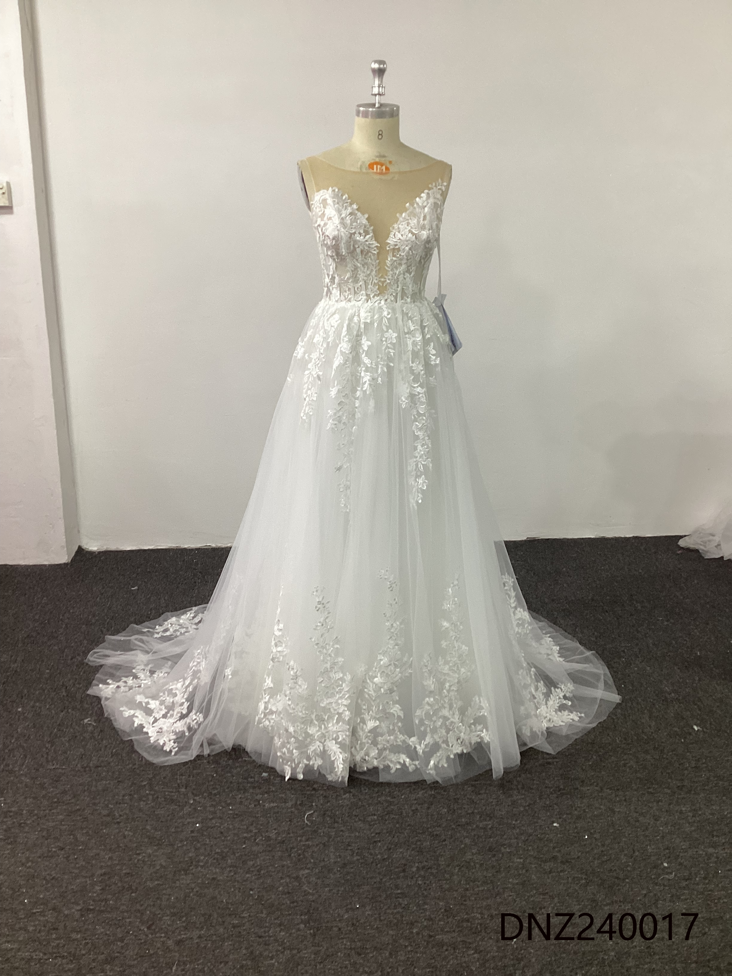 お買い得　チューブトップ　ホワイト　チュール　繊細なレース　スレンダーライン　痩せて見える　チュール　可愛い　二次会花嫁