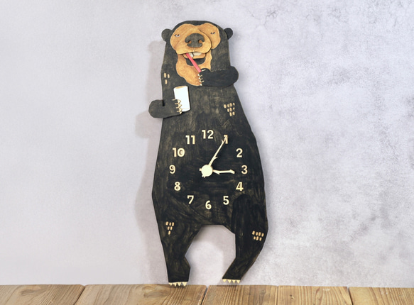 歯医者が苦手なマレーグマが歯磨きを頑張る時計 木製 掛け時計 1枚目の画像