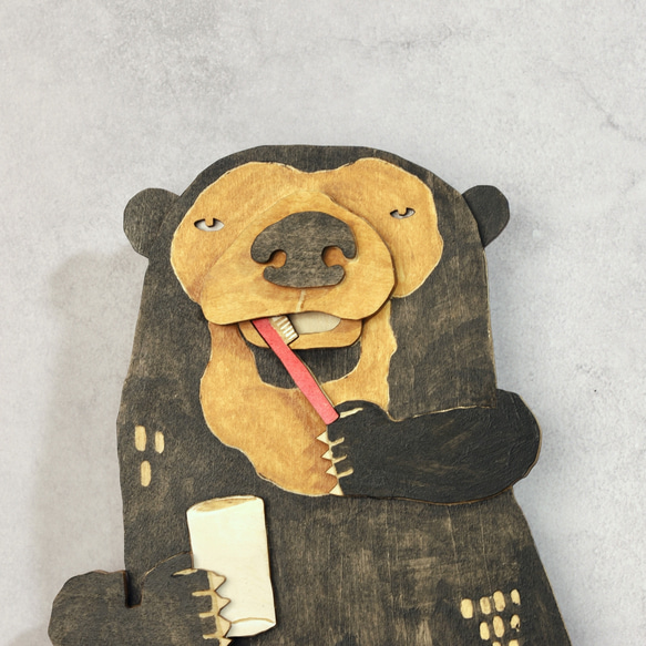 歯医者が苦手なマレーグマが歯磨きを頑張る時計 木製 掛け時計 4枚目の画像