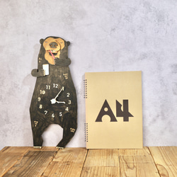 歯医者が苦手なマレーグマが歯磨きを頑張る時計 木製 掛け時計 3枚目の画像