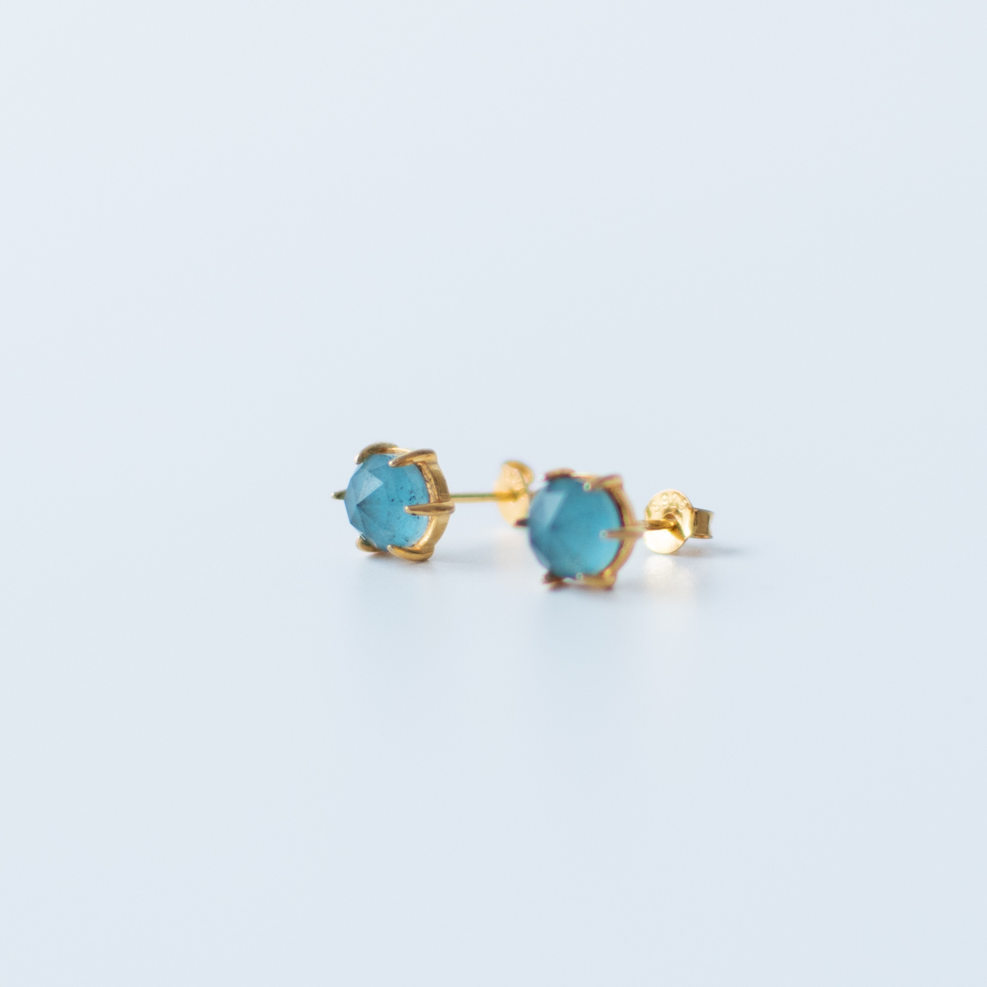 Creema限定＊　漆×水晶スタッドミニピアス【蒼空】