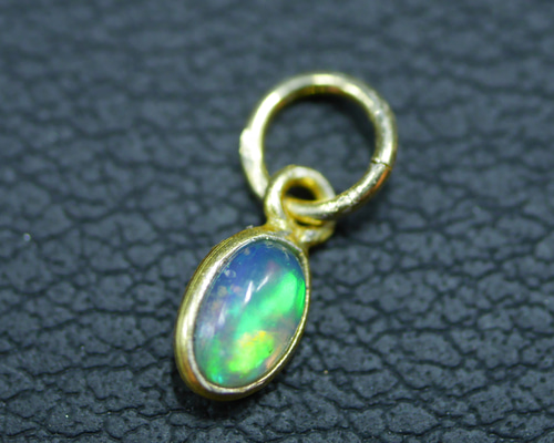 Silver925】宝石質エチオピア産オパールの上品なペンダントトップ