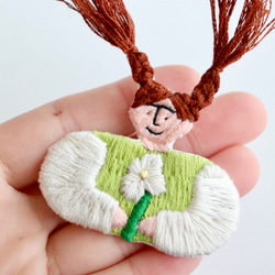 Hello！わたしはジューニンズです！(3way仕様の手刺繍ブローチ) 2枚目の画像