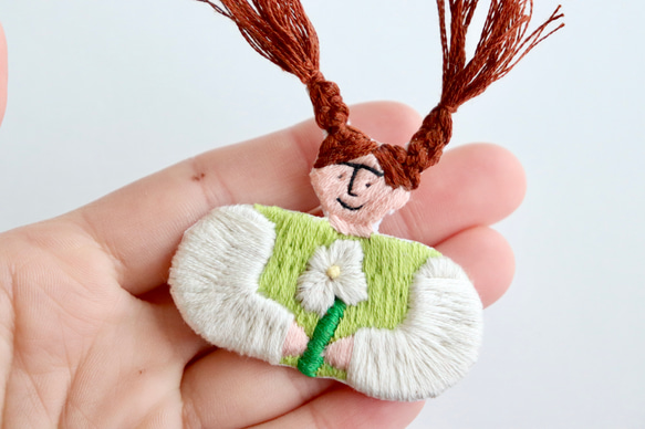 Hello！わたしはジューニンズです！(3way仕様の手刺繍ブローチ) 2枚目の画像