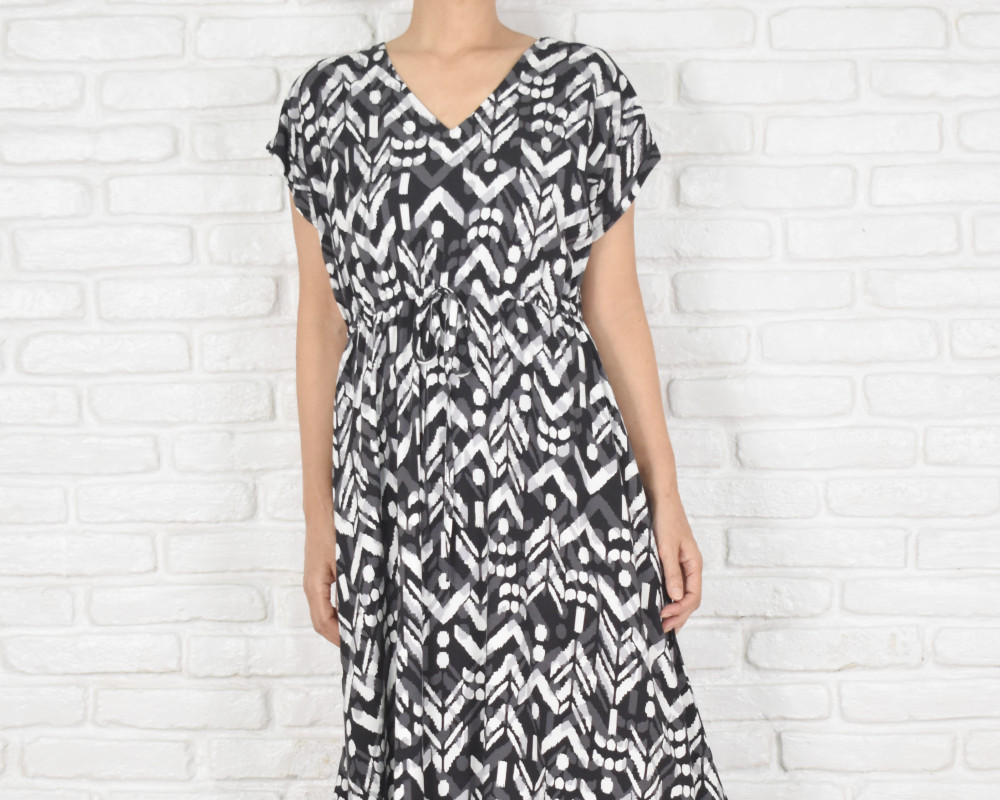 ★再販★【大きいサイズ】新作！エスニック柄Vネックフリルワンピース　ブラック