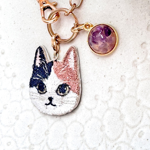 うちの子 バッグチャーム】選べる猫刺繍と誕生石 ゆるリアルな猫刺繍