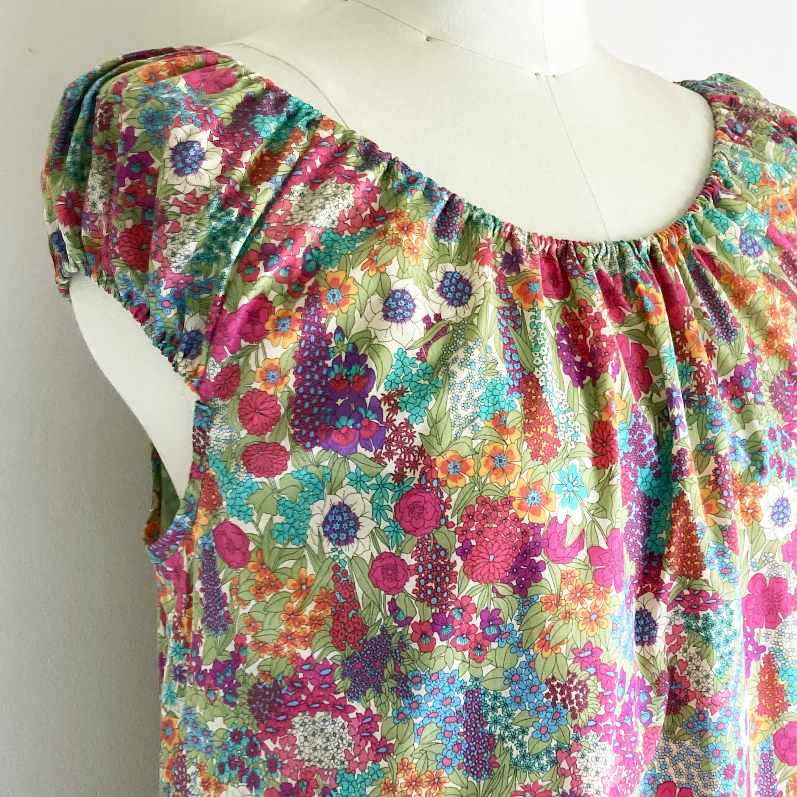 【リバティ】ギャザー裏付きリラックスロングワンピ(ciara キアラ/ピンク＆グリーン)