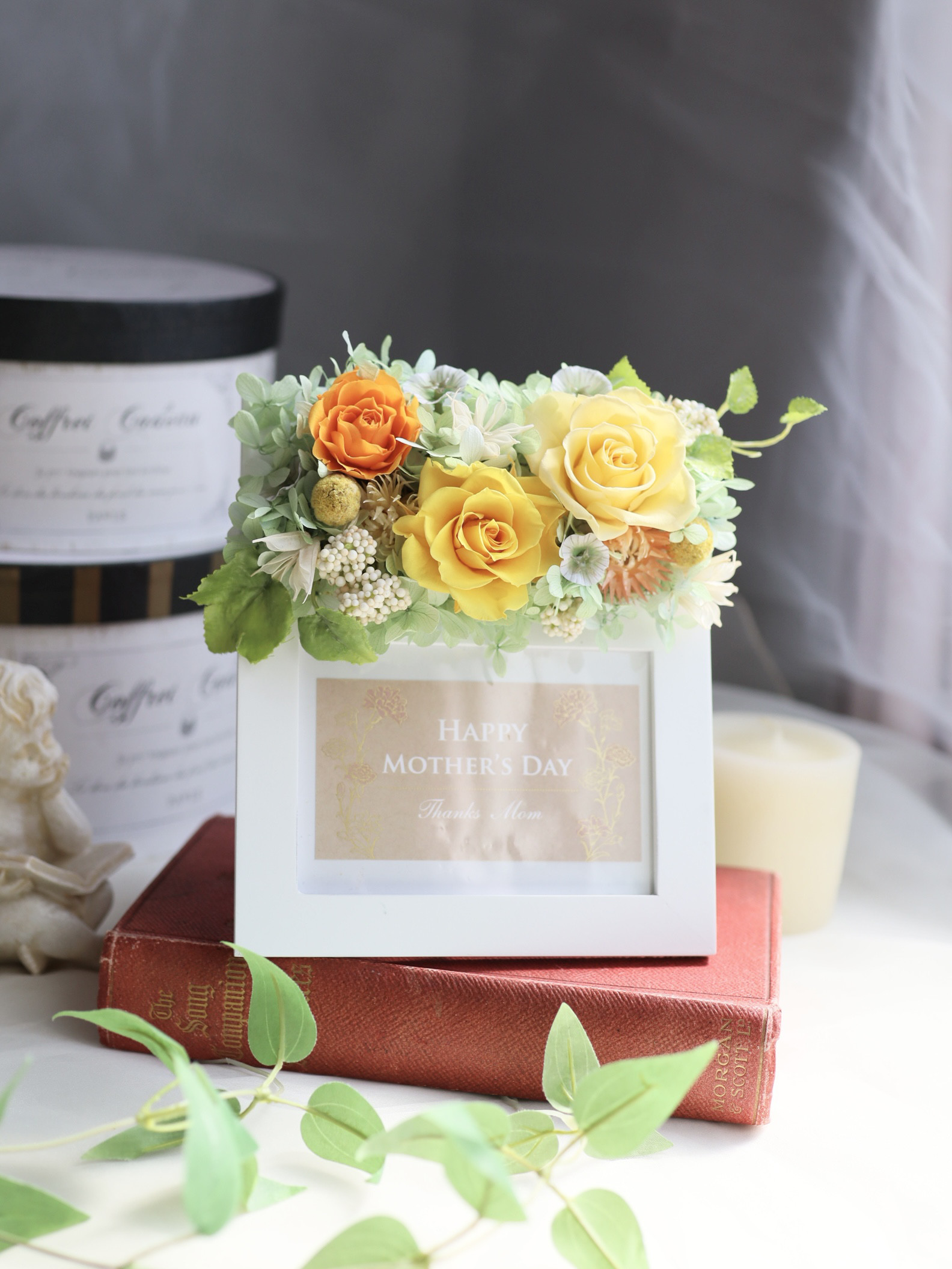 プリザーブドフラワーアレンジ　フレームアレンジ　写真入れ　ビタミンカラー　母の日　贈り物　ギフト　結婚祝い　新築祝い