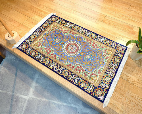 122x78cmイラン製ペルシャ柄マット(92)シルク・絹・繊維・ミンク・クム産 ペルシャ絨毯クム産シルク サラヤン工房 玄関マット 92x60㎝ ブルー