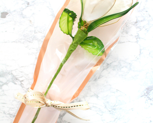 白薔薇のアレンジメント　　　　アメリカンフラワー　（ディップフラワー） 薔薇のアレンジ(お色変更可)☆ディップフラワー☆アメリカン