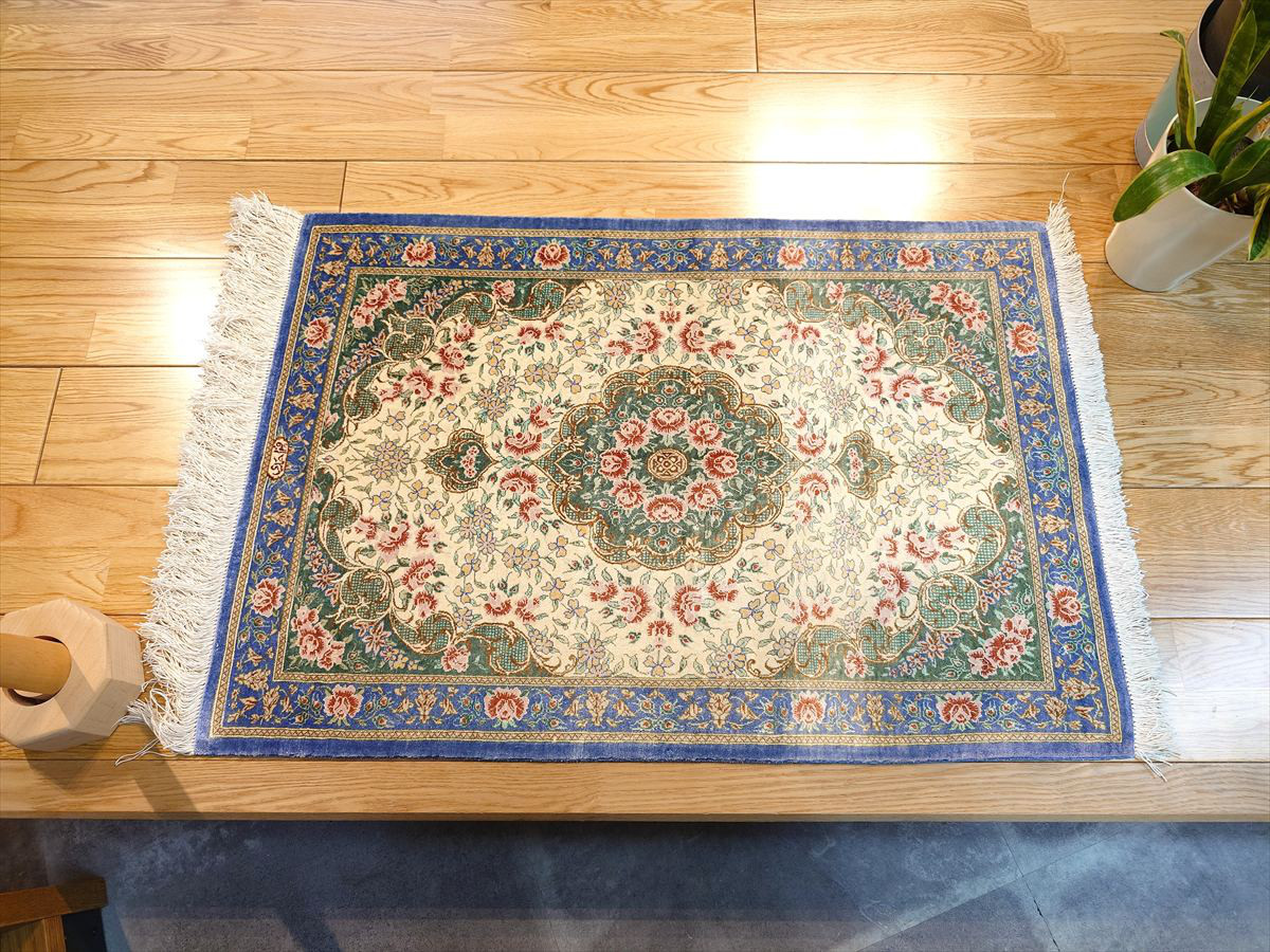 ペルシャ絨毯クム産シルク　アハマディ工房 玄関マット　84x58㎝  ブルー　イエローTS4326 【A4】