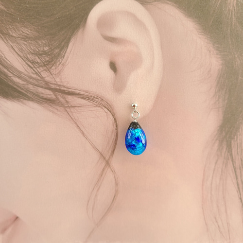 沖縄の幻想的な青い海♡《蓄光》ホタルガラスピアス／イヤリング【雫