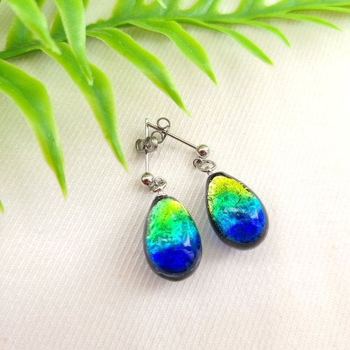 沖縄の幻想的な青い海♡《蓄光》ホタルガラスピアス／イヤリング【雫