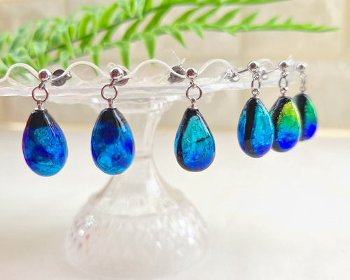 沖縄の幻想的な青い海♡《蓄光》ホタルガラスピアス／イヤリング【雫