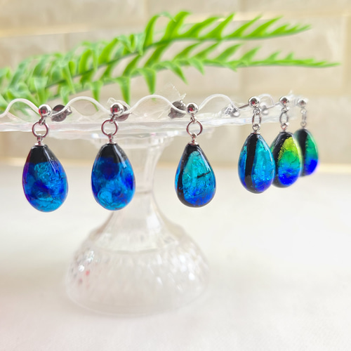 沖縄の幻想的な青い海♡《蓄光》ホタルガラスピアス／イヤリング【雫