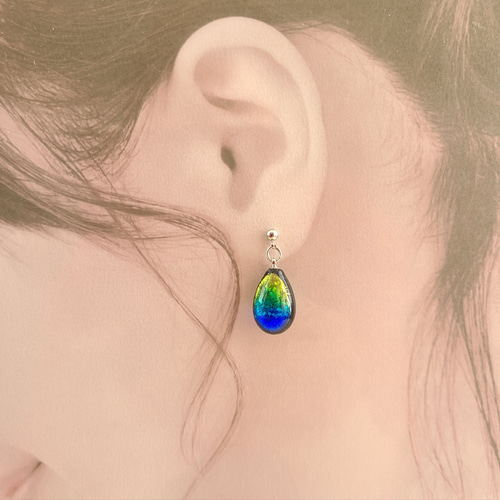 沖縄の幻想的な青い海♡《蓄光》ホタルガラスピアス／イヤリング【雫