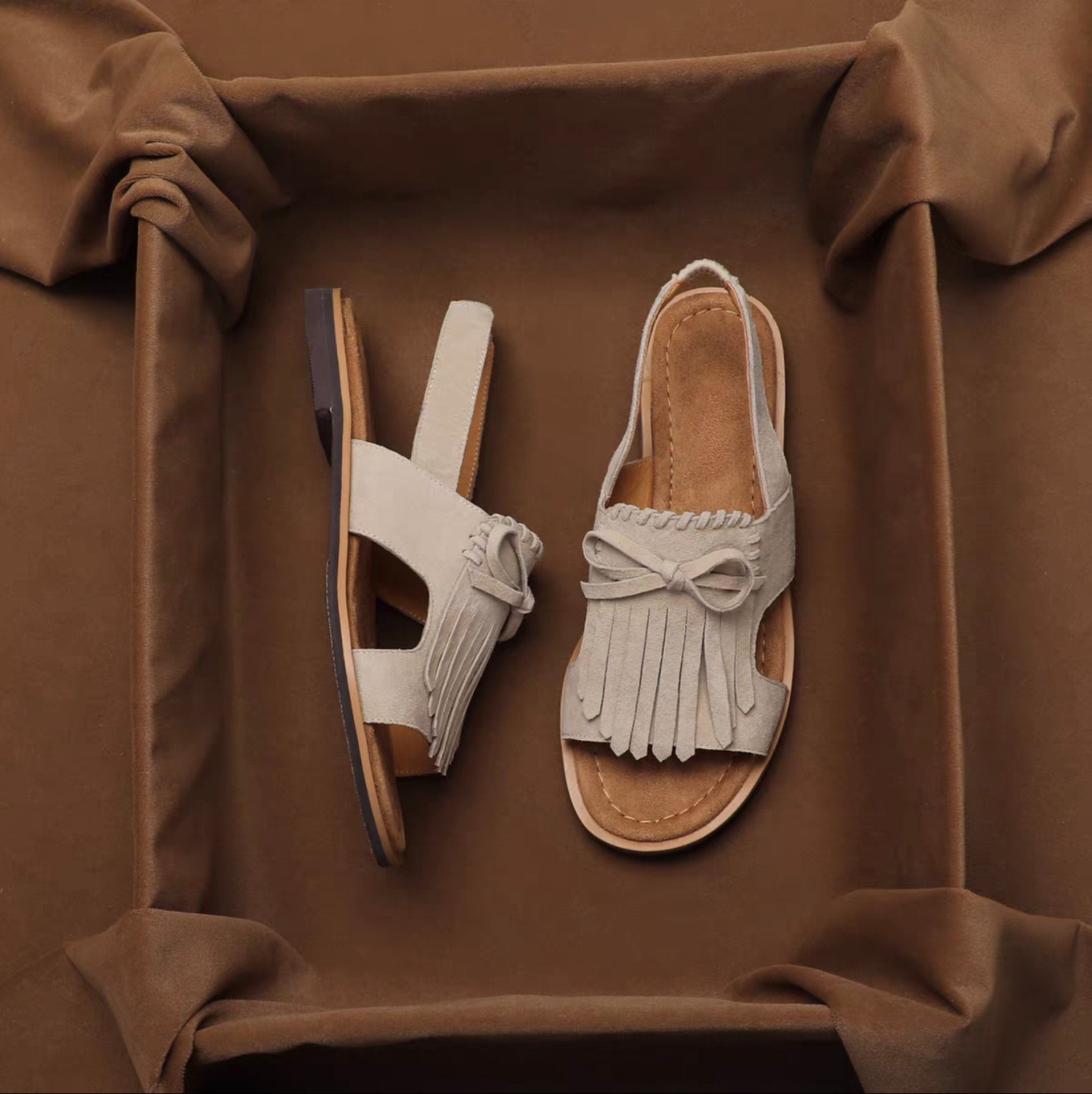 アッパーのタッセルデザインがアクセントになっています。タッセルサンダル 快適な履き心地 プラットサンダル スポーツ 本革