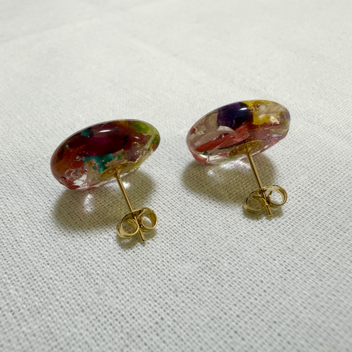 ドライフラワーのレジンピアス 001 ピアス（スタッド・一粒） しろたづ