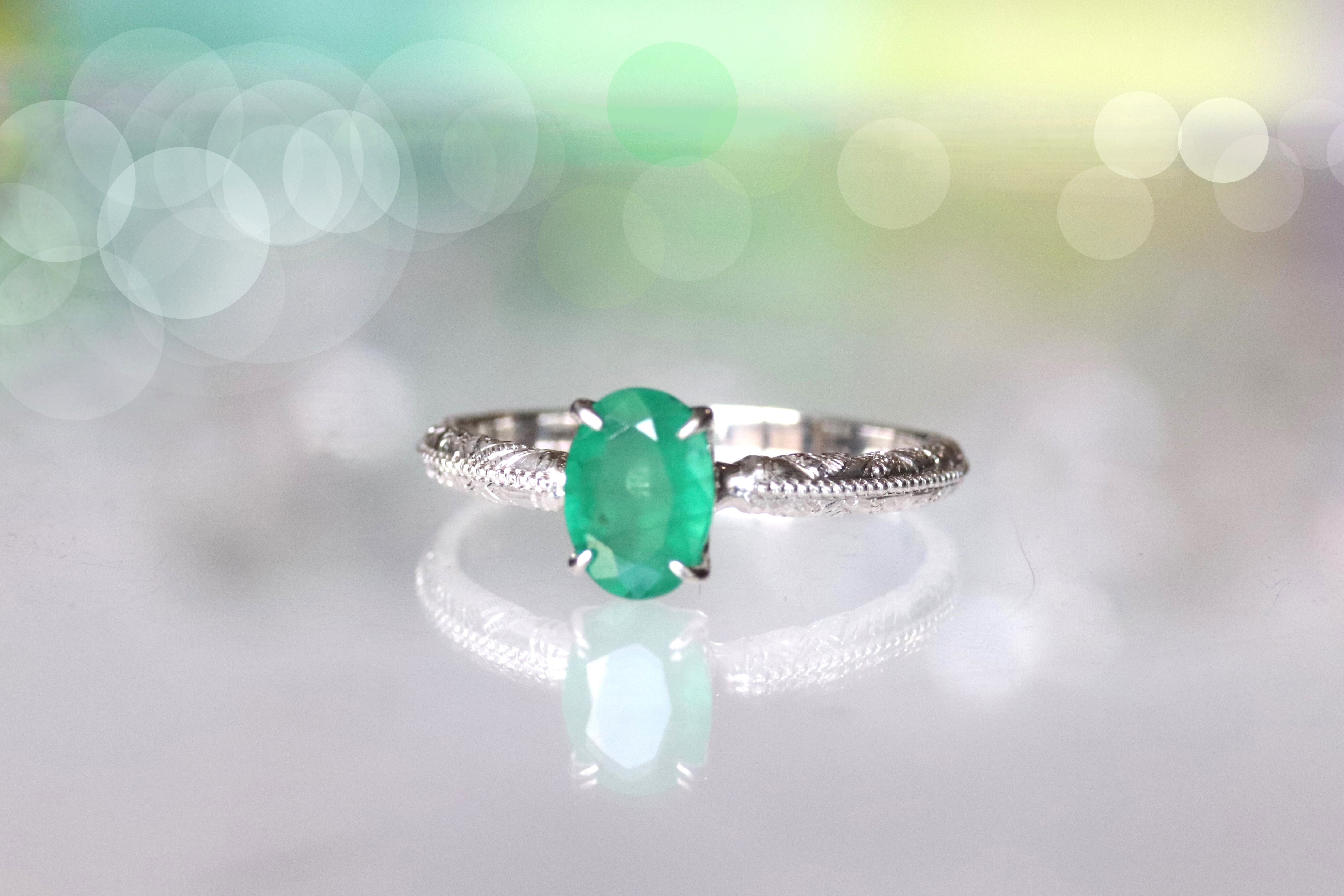 天然エメラルド0.799ctカラットの刻み模様シルバーリング　シルバー925