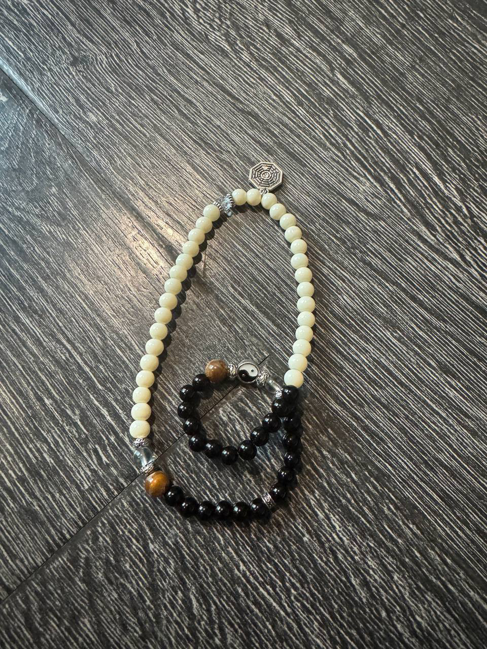 陰陽調和の手作りビーズブレスレット - 天然石と太極図案で心を癒す