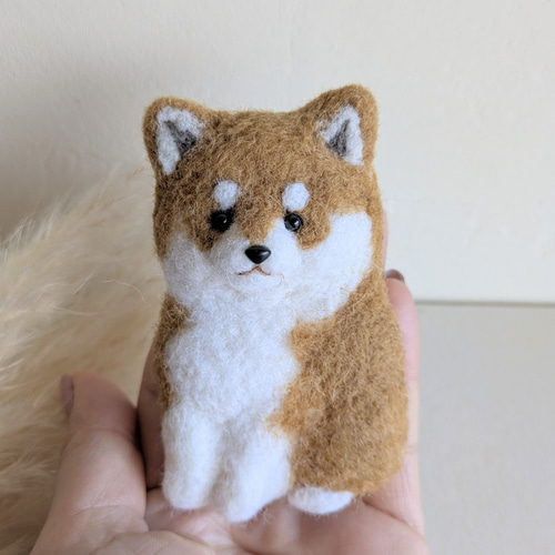 ナチュラルかわいい》羊毛フェルト 柴犬のおすわりブローチ ブローチ