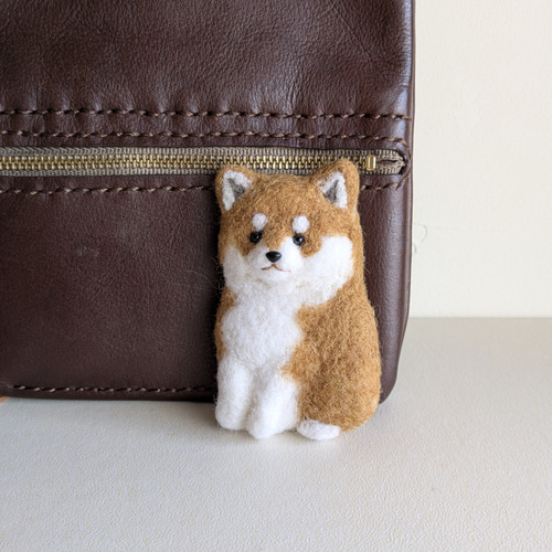 ナチュラルかわいい》羊毛フェルト 柴犬のおすわりブローチ ブローチ