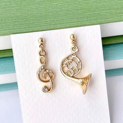 リスとどんぐり拾い ピアス／イヤリング ピアス（スタッド・一粒