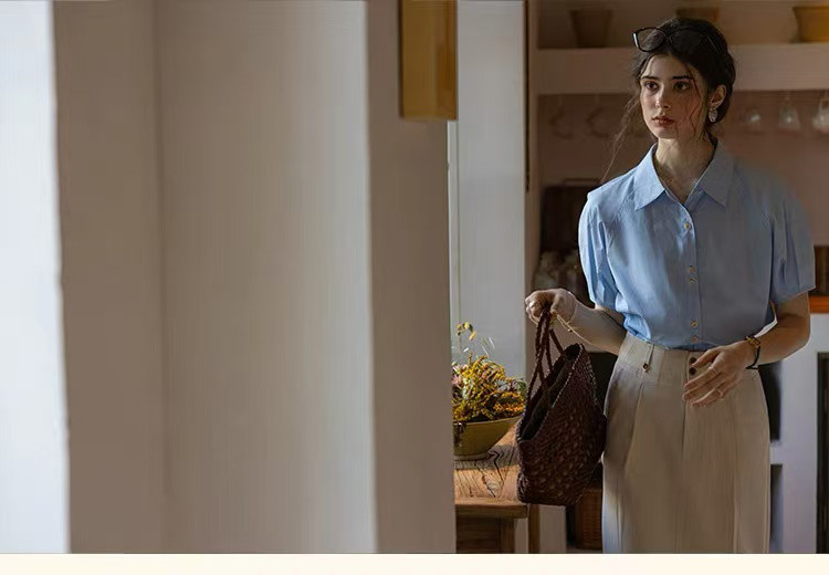 薄くて涼しい半袖シャツ　二色　シャツブラウス