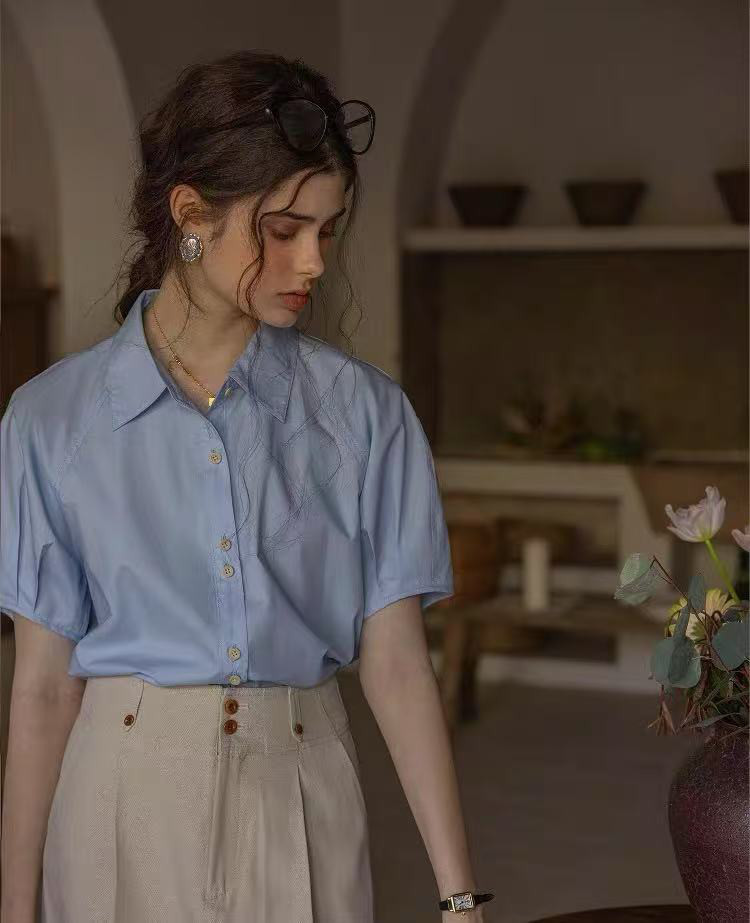 薄くて涼しい半袖シャツ　二色　シャツブラウス