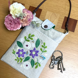 野の花刺繍のショルダーバッグ（クローバー 黒、帆布