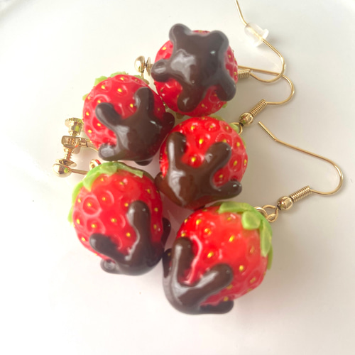チョコがけ】真っ赤ないちご ピアスorイヤリング ♡ 1セット 食品