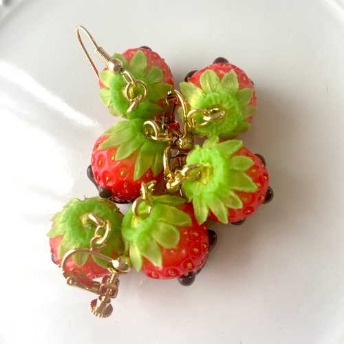 チョコがけ】真っ赤ないちご ピアスorイヤリング ♡ 1セット 食品