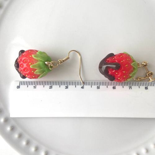 チョコがけ】真っ赤ないちご ピアスorイヤリング ♡ 1セット 食品