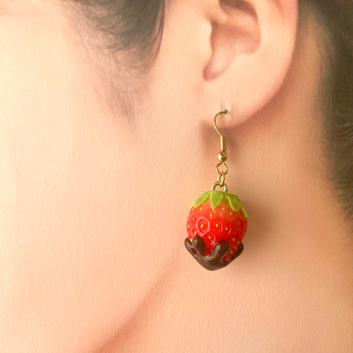 いちごピアス　イヤリング♡ チョコがけ】真っ赤ないちご ピアスorイヤリング ♡ 1セット 食品