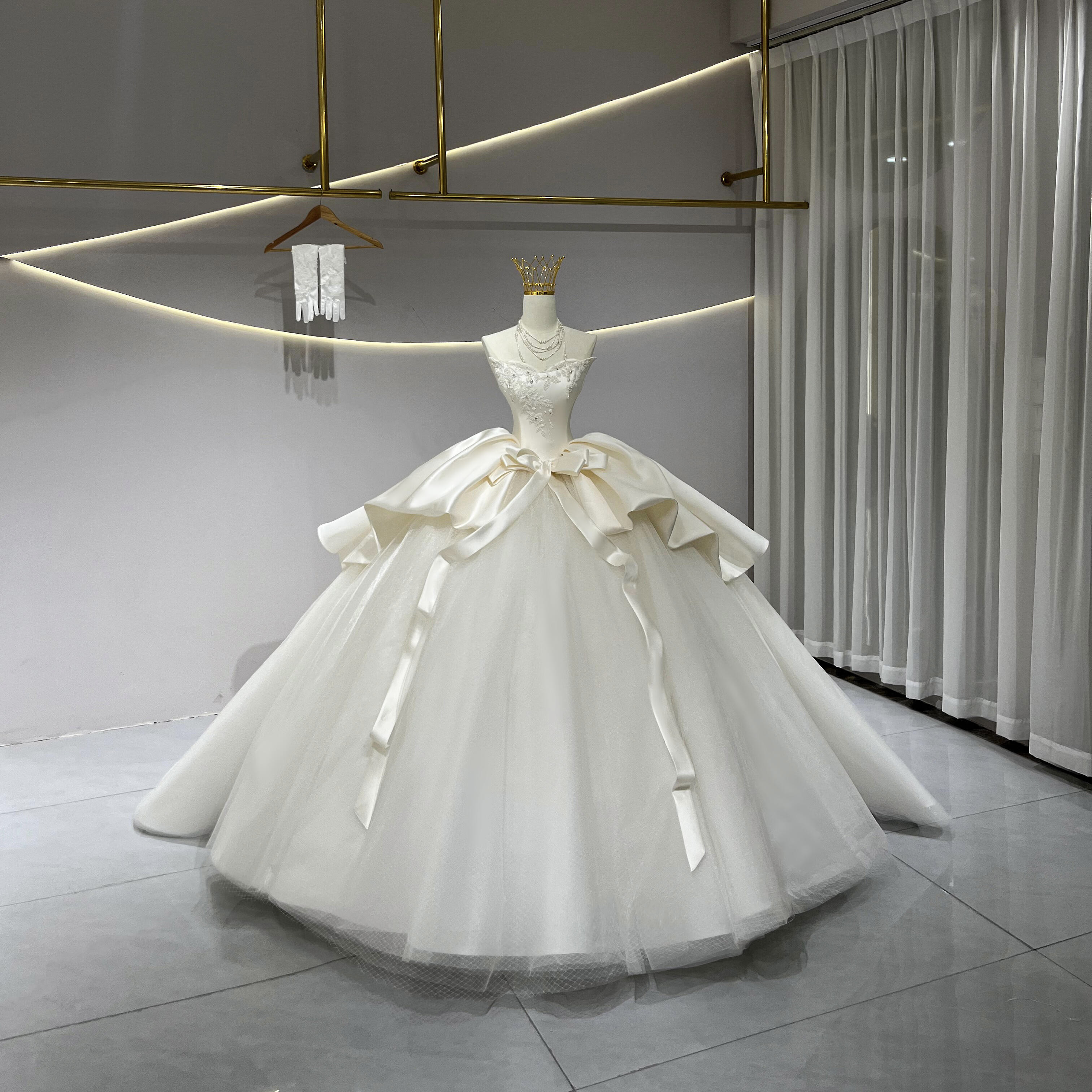 2025新作　光沢感　クリーム　オフホワイト　サテン　チュール　ウェディングドレス　チューブトップ　ラッフルスカート挙式
