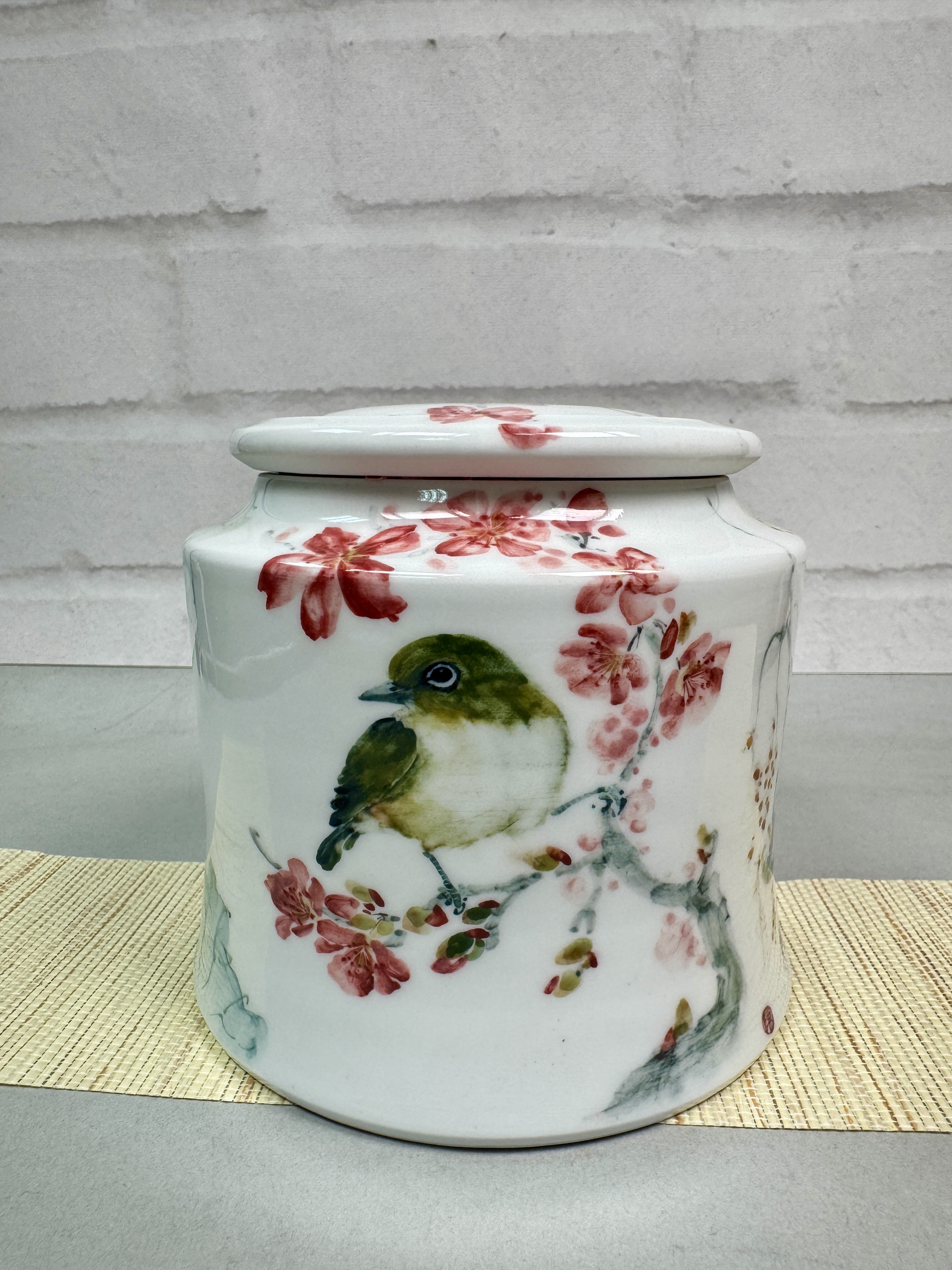 釉裏手描き四季茶蔵。緑色の太陽の目。カワセミ。火冠菊。シロミミツグミ