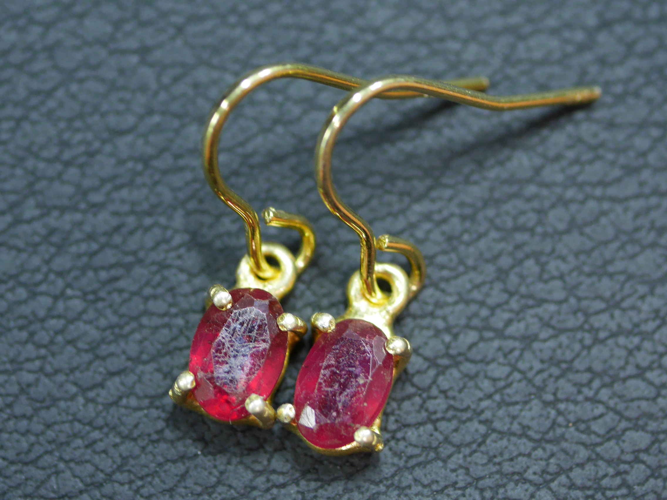 【Silver９２５】枠留め宝石質ルビーの上品なピアス　７９０