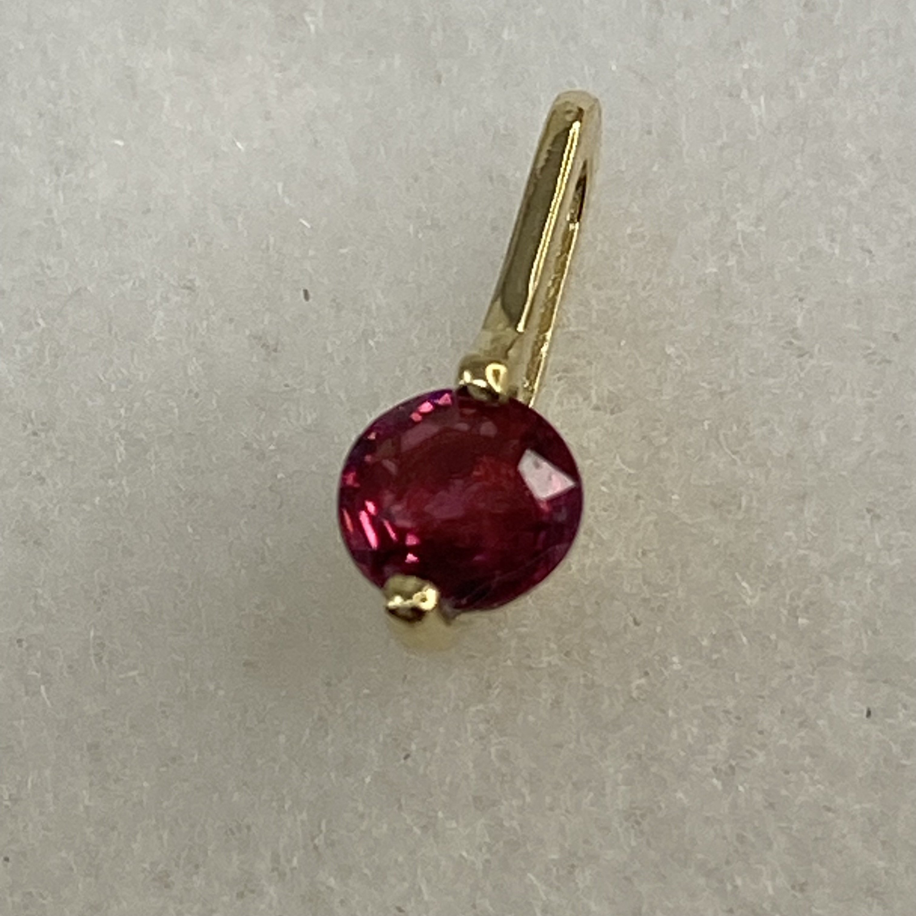 k18YG AU750 18金ペンダント 天然レッドスピネル　ミャンマー産 0.24ct